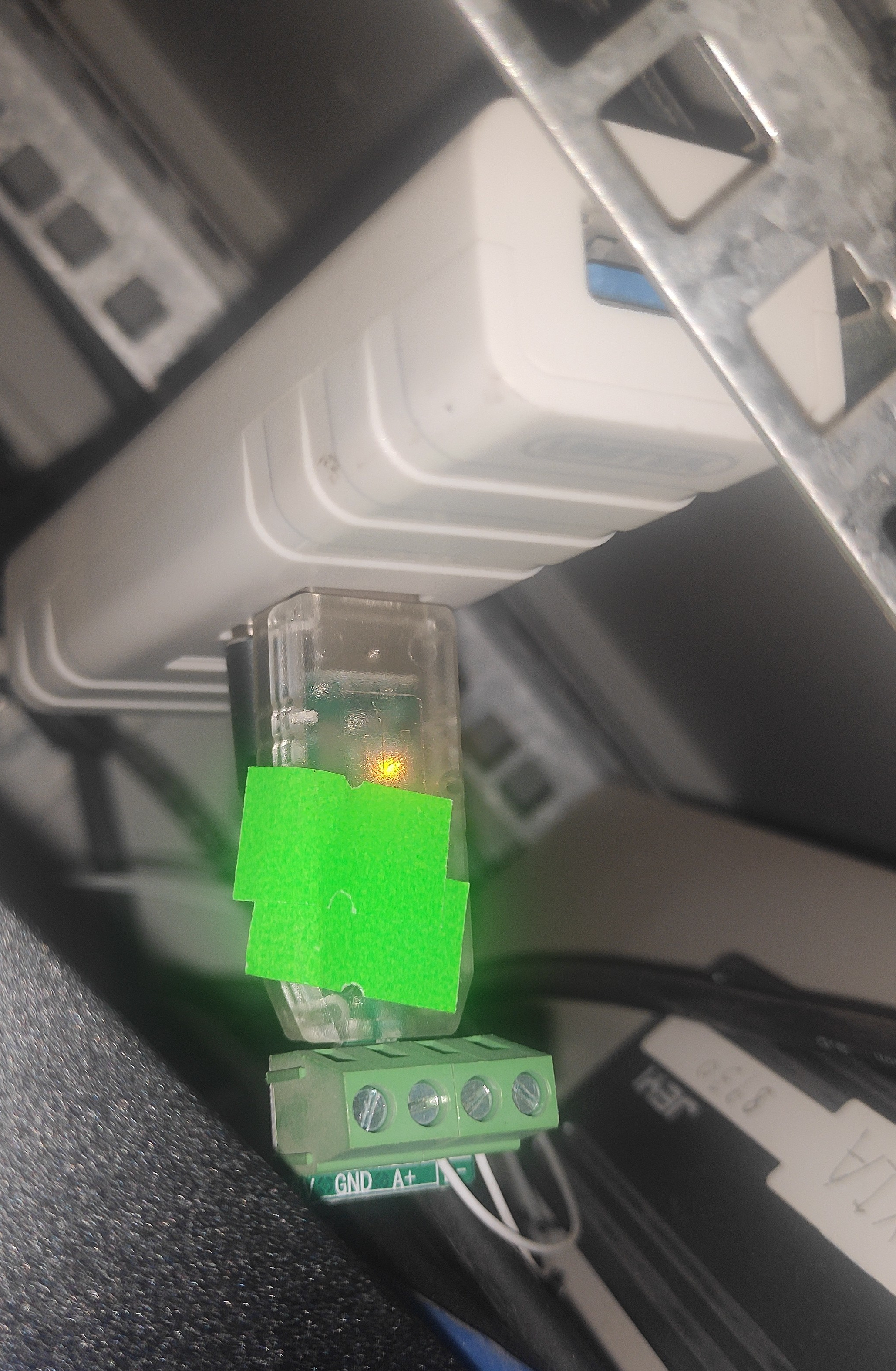 使用 RS485 转 TTL 模块，通过 USB 接入小服务器