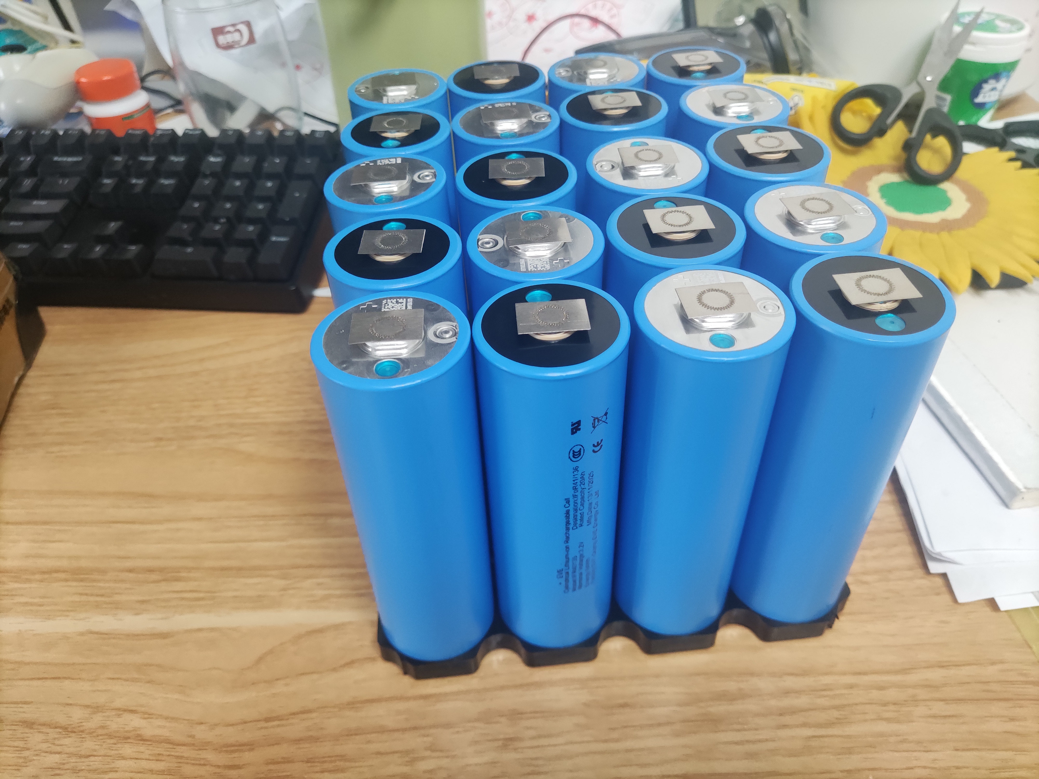 正在将电池放入支架